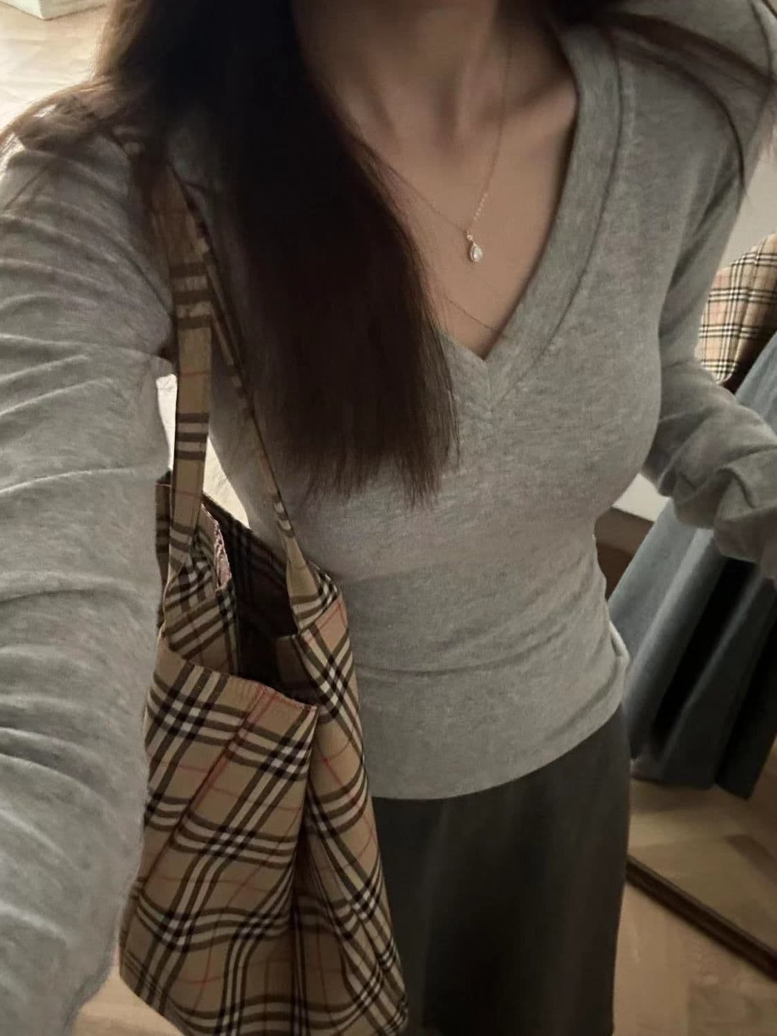 밝은 회색 색상 V넥 긍정적 인 어깨 긴팔 티셔츠 여성 작은 대중 레트로 chic 슬림해 보이는 꼬집기 허리 가을 새로운 기본 셔츠 인사이드 가져 가라. 상세 이미지 8