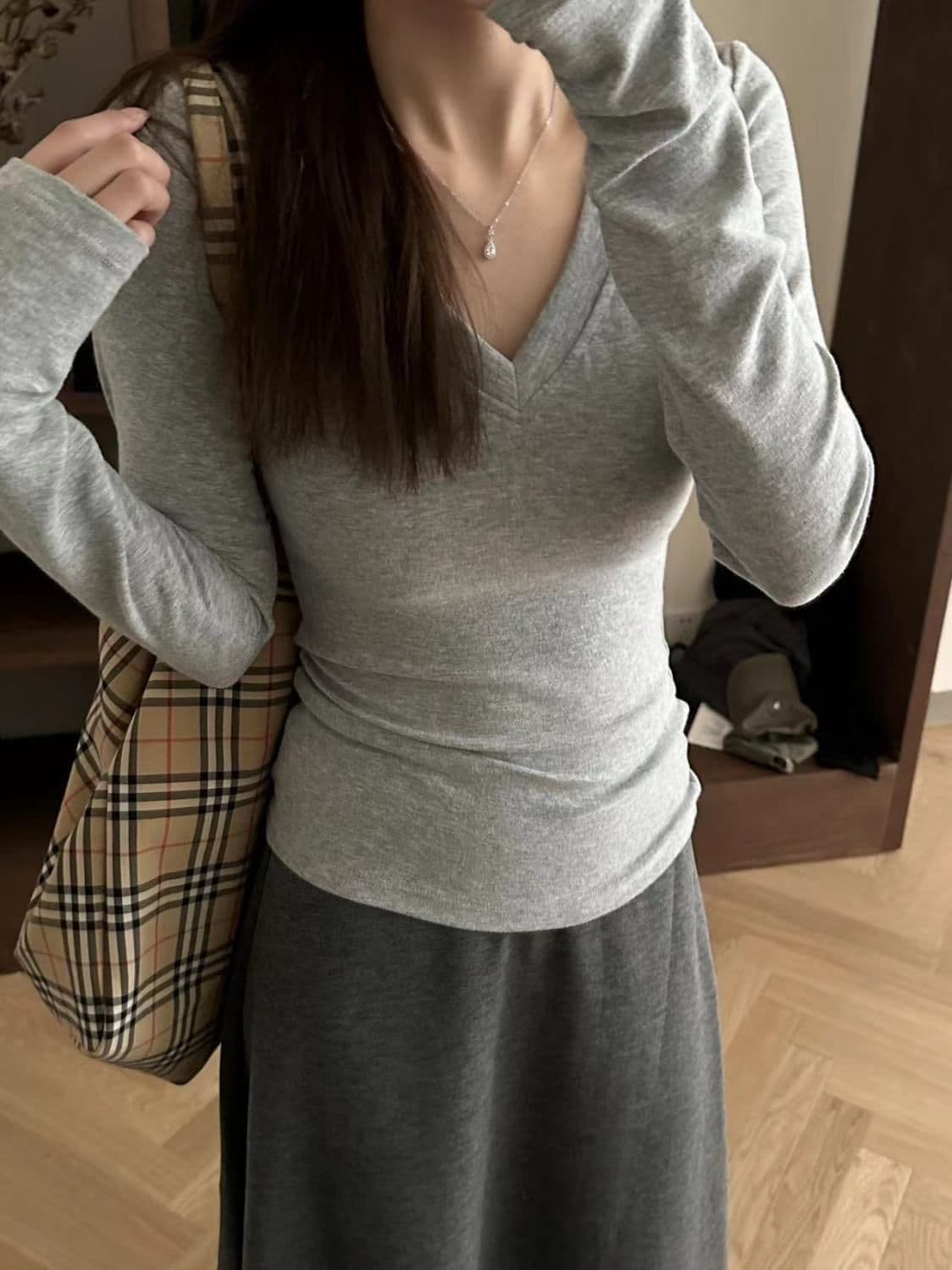 밝은 회색 색상 V넥 긍정적 인 어깨 긴팔 티셔츠 여성 작은 대중 레트로 chic 슬림해 보이는 꼬집기 허리 가을 새로운 기본 셔츠 인사이드 가져 가라. 상세 이미지 9