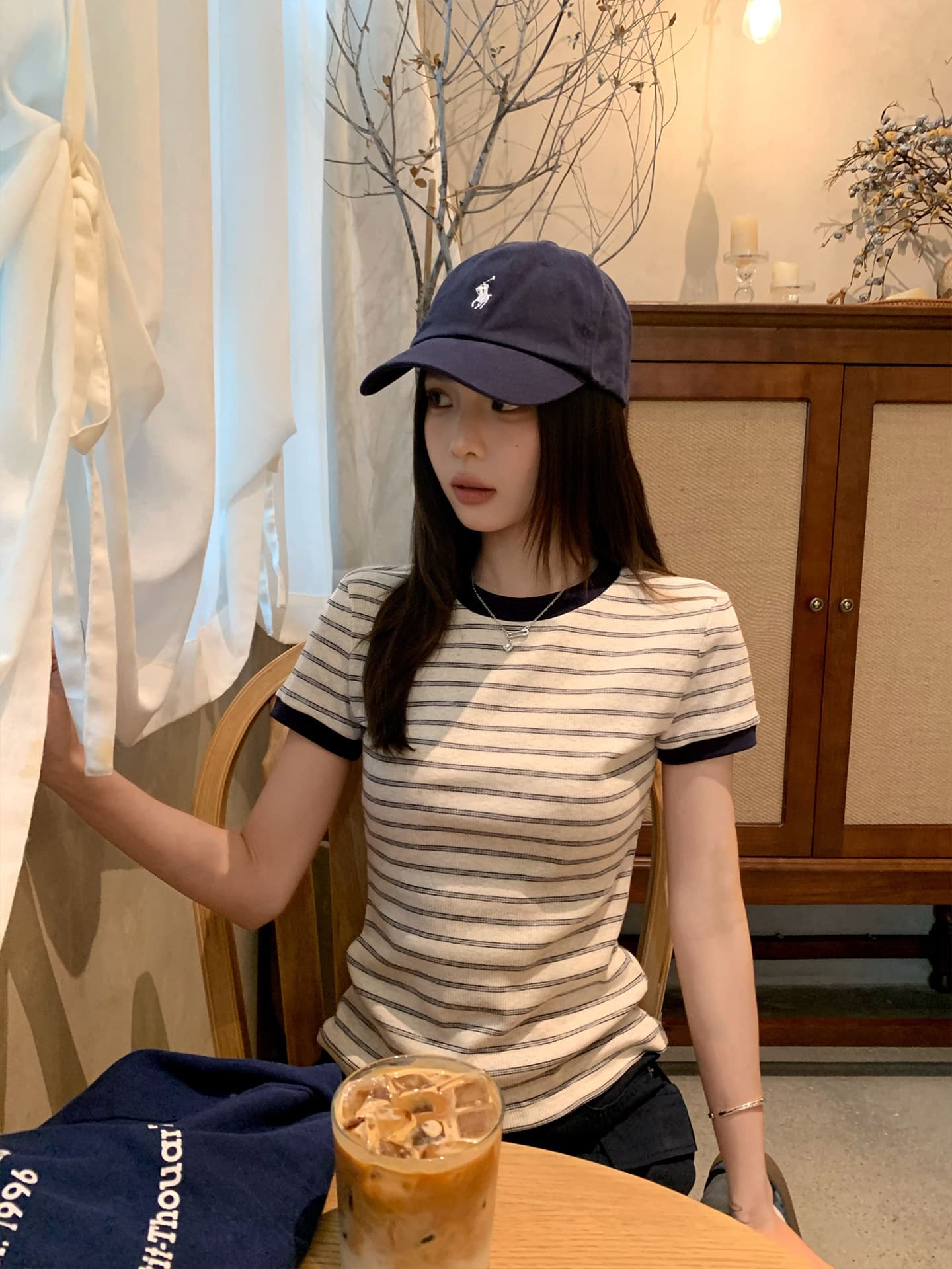 2026 블루 스트라이프 V넥 긍정적 인 어깨 반팔 티셔츠 여성 여름 새로운 몸매 가꾸기 슬림해 보이는 다용도 반소매 작은 맨위 이미지 2