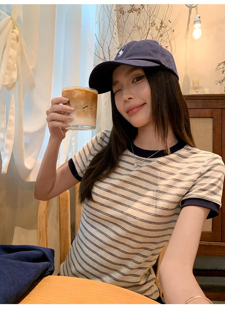 2026 블루 스트라이프 V넥 긍정적 인 어깨 반팔 티셔츠 여성 여름 새로운 몸매 가꾸기 슬림해 보이는 다용도 반소매 작은 맨위 상세 이미지 5