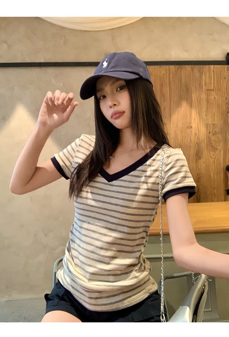 2026 블루 스트라이프 V넥 긍정적 인 어깨 반팔 티셔츠 여성 여름 새로운 몸매 가꾸기 슬림해 보이는 다용도 반소매 작은 맨위 상세 이미지 17