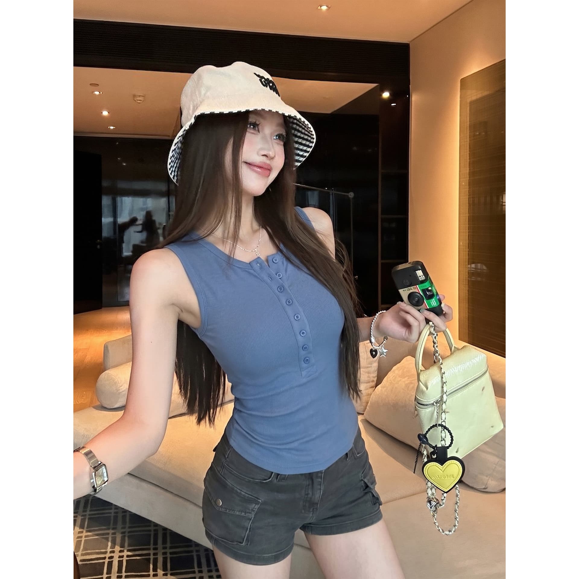 2026 파란색 슬립 민소매 단어 조끼 여성 의류 여름 새로운 몸매 가꾸기 슬림해 보이는 다용도 단색 맨위