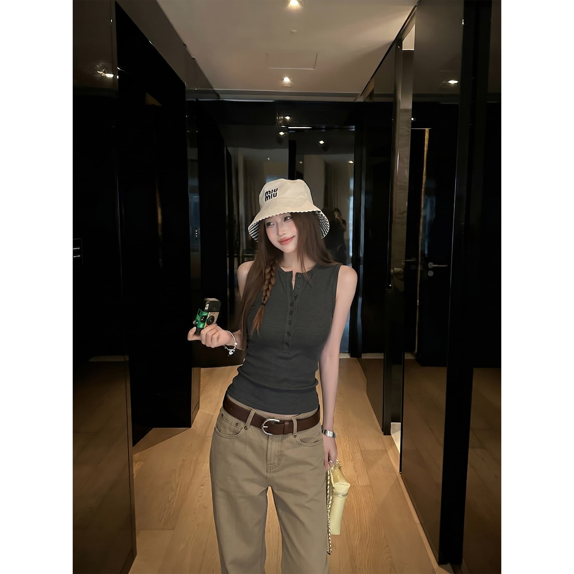 2026 파란색 슬립 민소매 단어 조끼 여성 의류 여름 새로운 몸매 가꾸기 슬림해 보이는 다용도 단색 맨위 이미지 4