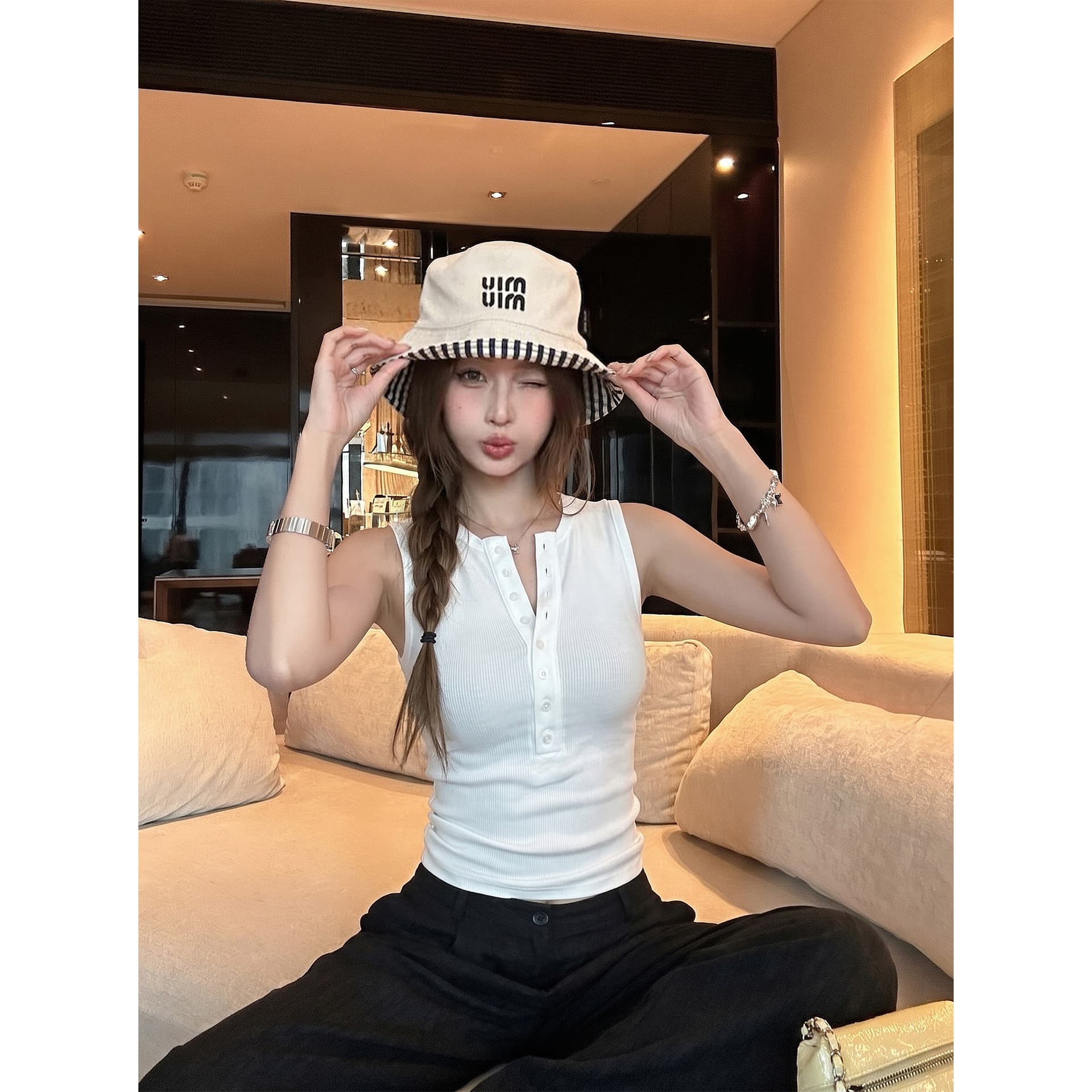 2026 파란색 슬립 민소매 단어 조끼 여성 의류 여름 새로운 몸매 가꾸기 슬림해 보이는 다용도 단색 맨위 이미지 5