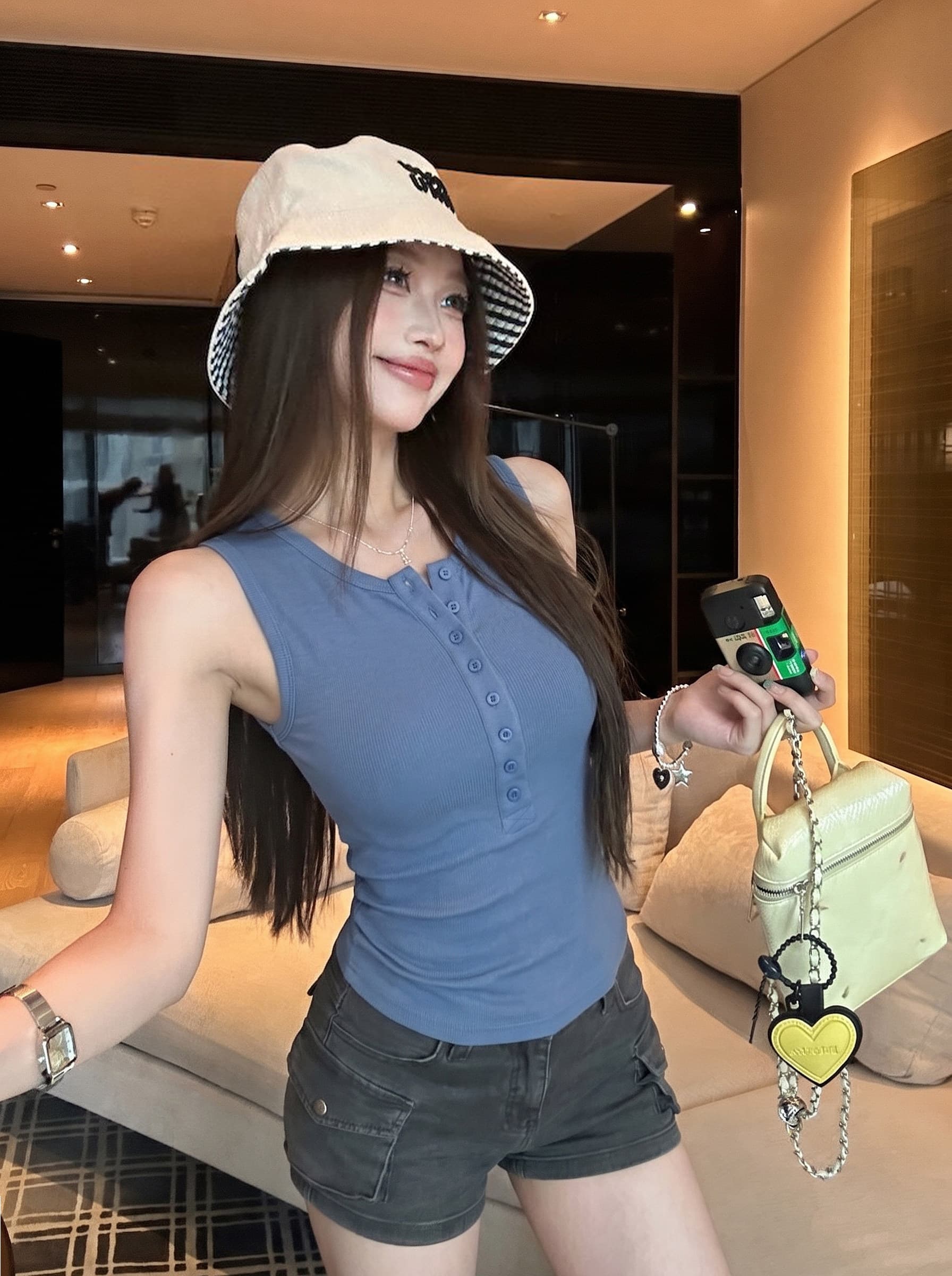 2026 파란색 슬립 민소매 단어 조끼 여성 의류 여름 새로운 몸매 가꾸기 슬림해 보이는 다용도 단색 맨위 상세 이미지 3