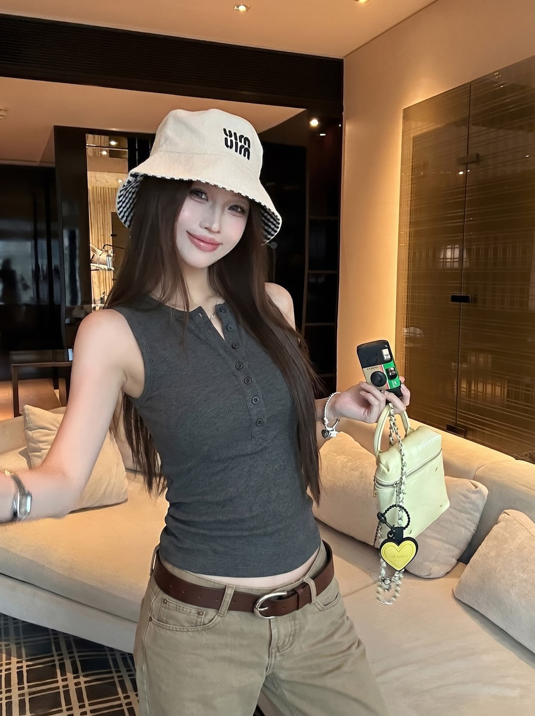 2026 파란색 슬립 민소매 단어 조끼 여성 의류 여름 새로운 몸매 가꾸기 슬림해 보이는 다용도 단색 맨위 상세 이미지 5
