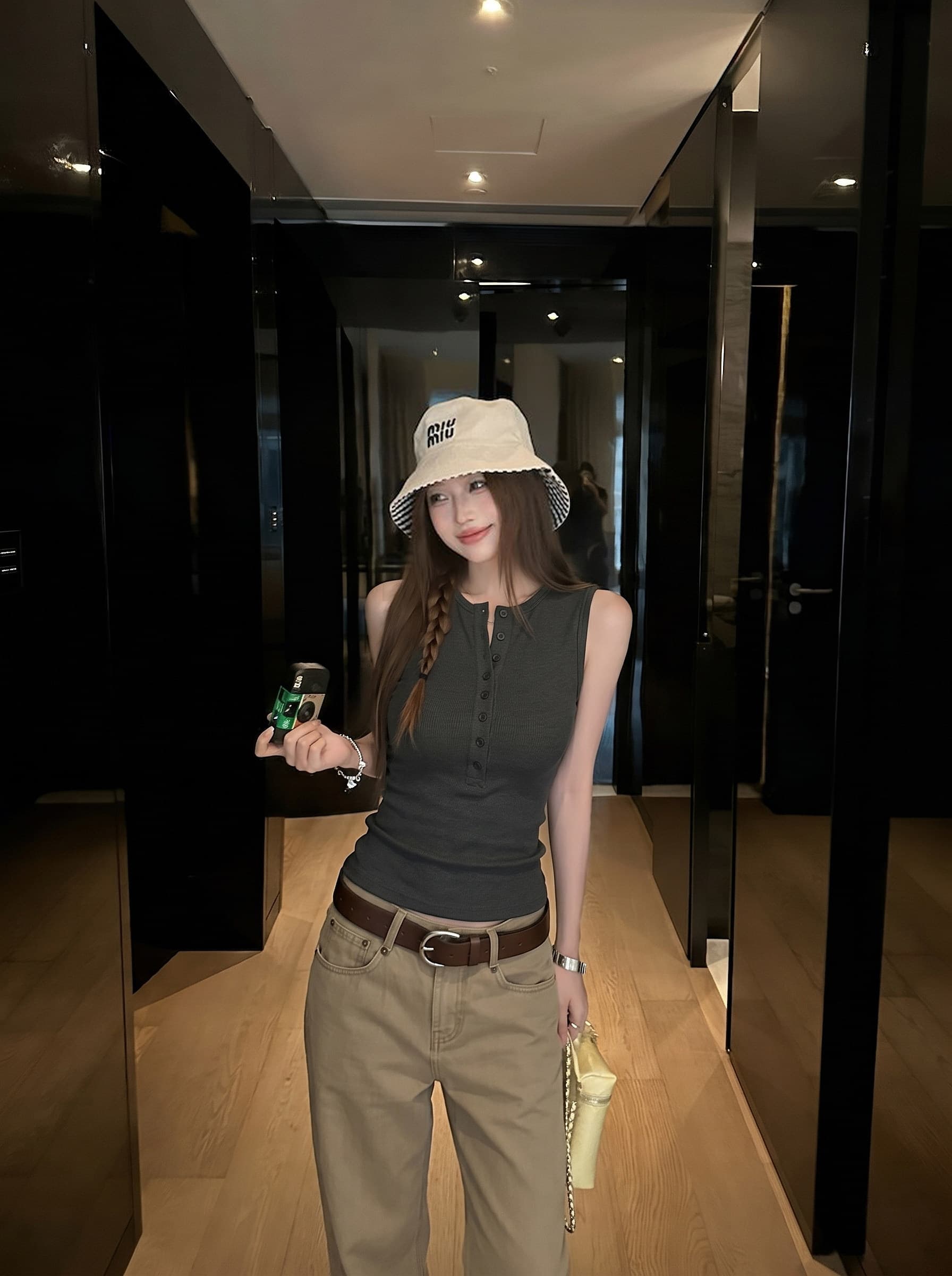 2026 파란색 슬립 민소매 단어 조끼 여성 의류 여름 새로운 몸매 가꾸기 슬림해 보이는 다용도 단색 맨위 상세 이미지 7