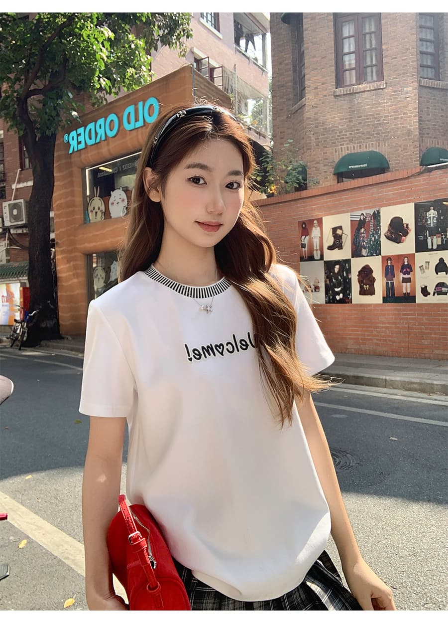 배색 알파벳 자수 라운드 넥 긍정적 인 어깨 반팔 티셔츠 여성 2026 이른 봄 새로운 디자인 센스 몸매 가꾸기 슬림해 보이는 맨위 상세 이미지 11