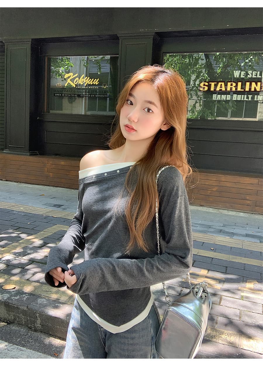 배색 불규칙 핫걸 오프숄더 긴팔 티셔츠 여성 2026 이른 가을 새로운 디자인 센스 페이크 레이어드 맨위 외출용 상세 이미지 3