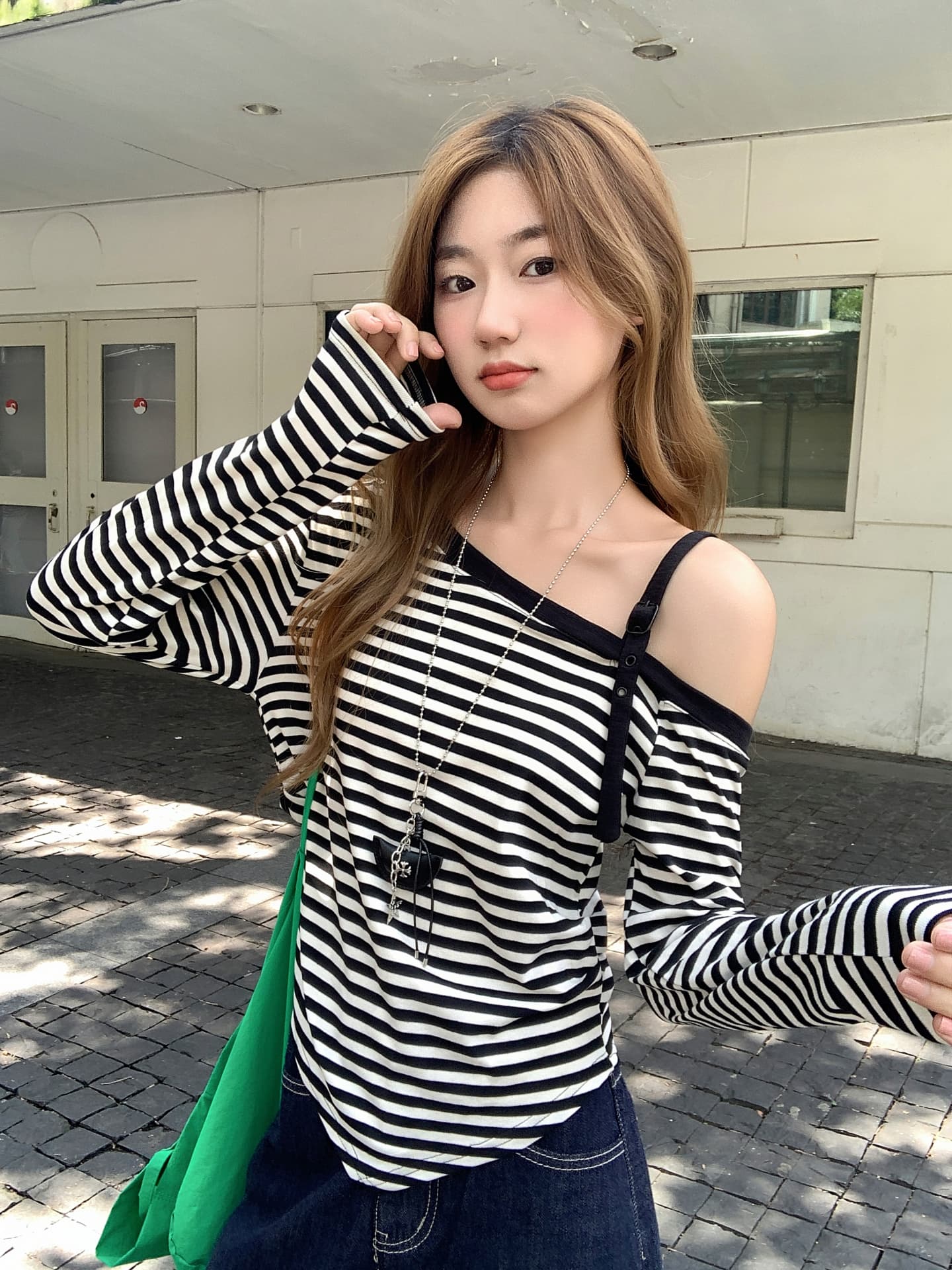 한 부서 핫걸 스트라이프 비스듬한 칼라 긴팔 티셔츠 여성 2026 이른 가을 새로운 몸매 가꾸기 슬림해 보이는 불규칙 오프숄더 맨위 이미지 2