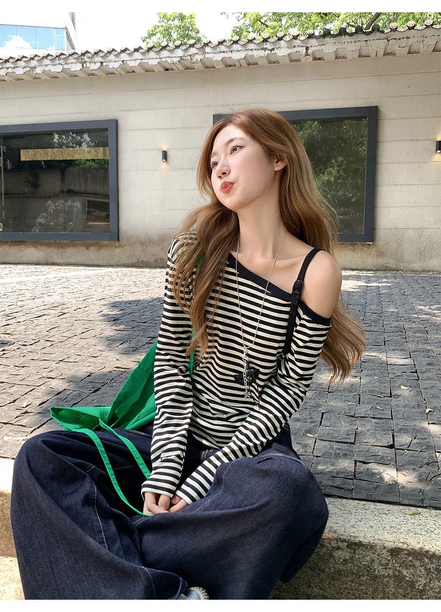한 부서 핫걸 스트라이프 비스듬한 칼라 긴팔 티셔츠 여성 2026 이른 가을 새로운 몸매 가꾸기 슬림해 보이는 불규칙 오프숄더 맨위 상세 이미지 13